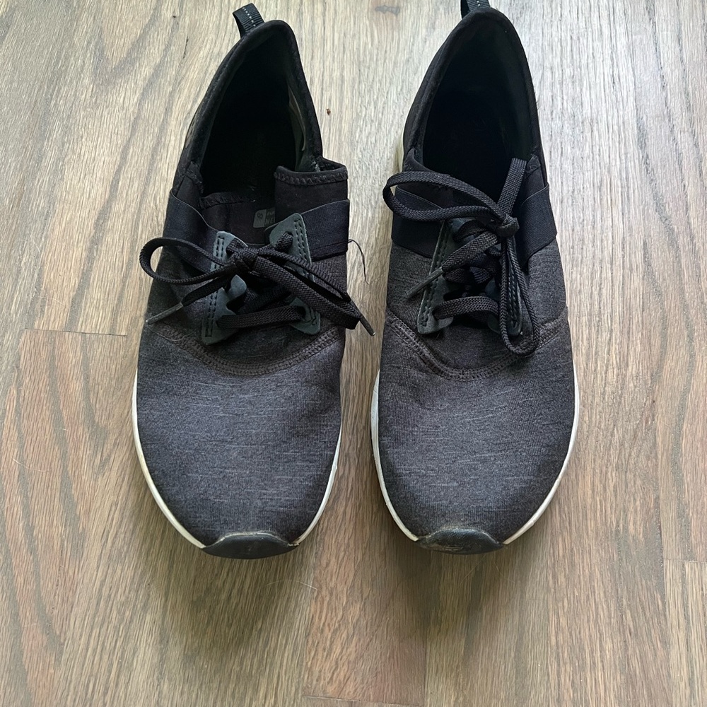 Black NewBalance tennis shoe